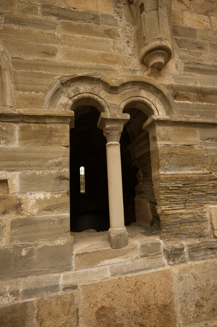Ventana geminada de la portada de la sala capitular del monasterio de Carracedo